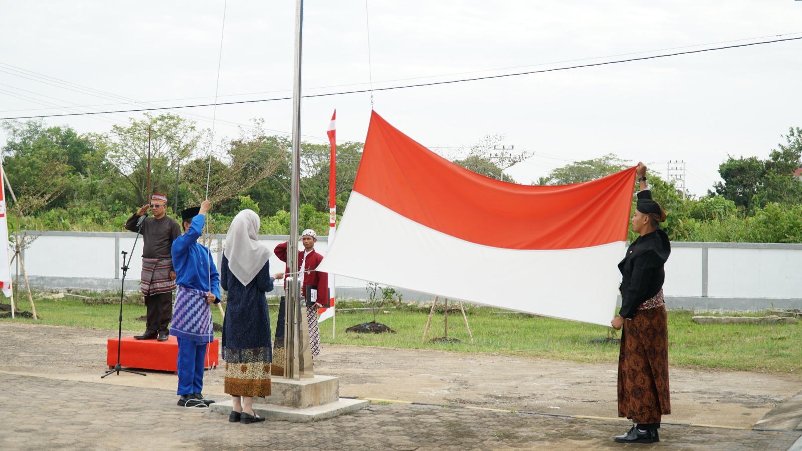 Penuh Khidmat, Imigrasi Ketapang Gelar Upacara Peringatan HUT RI Ke-80 dengan mengenakan Pakaian Adat