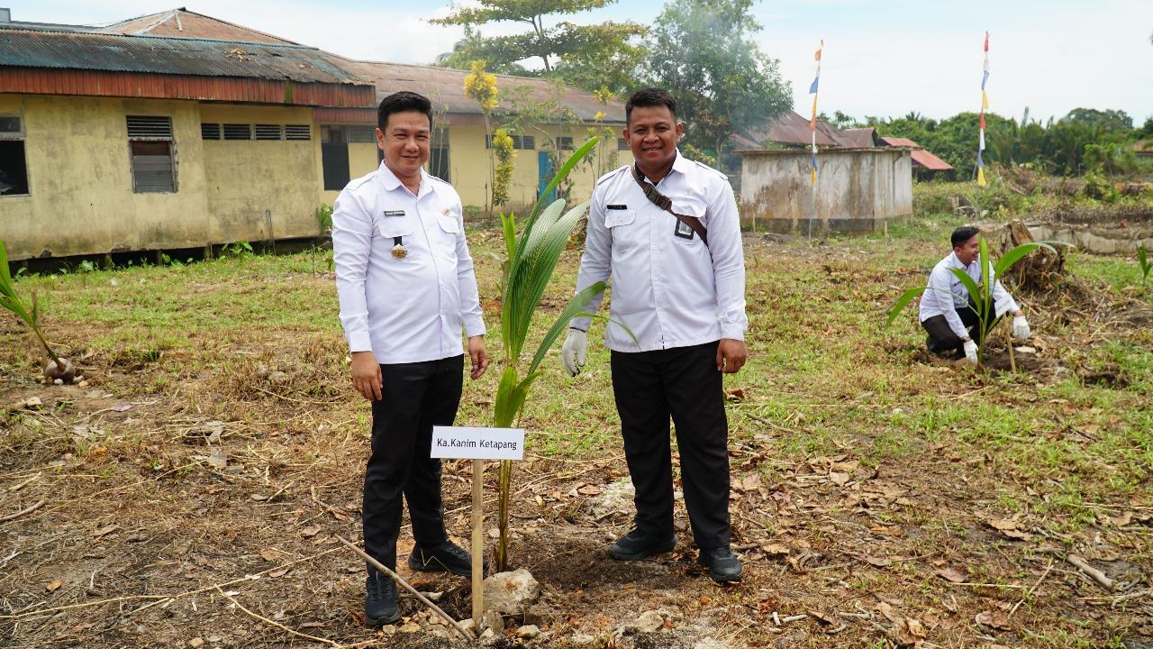 Sukseskan Program Ketahanan Pangan, Imigrasi Ketapang Ikuti Penanaman Bibit Kelapa