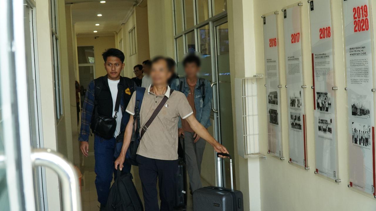 Salahgunakan Izin Tinggal, Imigrasi Ketapang Deportasi 3 WNA Asal Tiongkok