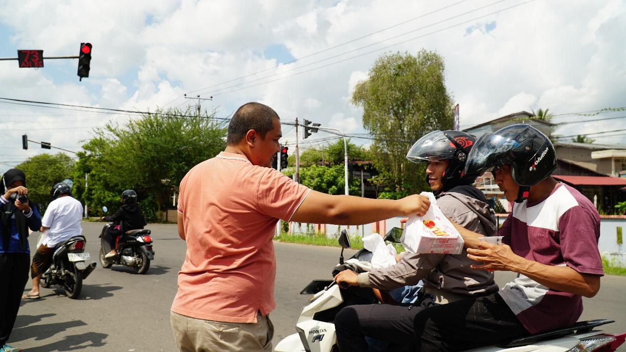 Imigrasi Ketapang Gelar Aksi Sosial, Bagikan Paket Makan Siang Gratis