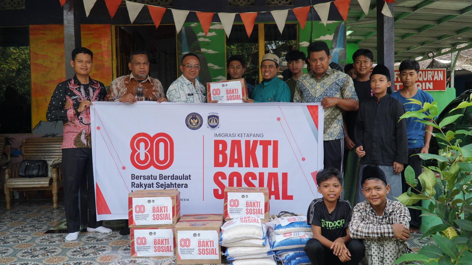 Sambut HUT RI ke-80, Kantor Imigrasi Ketapang dan Dharma Wanita Gelar Bakti Sosial di Pondok Pesantren Tahfidzul Quran Al Muttaqin Kalinilam