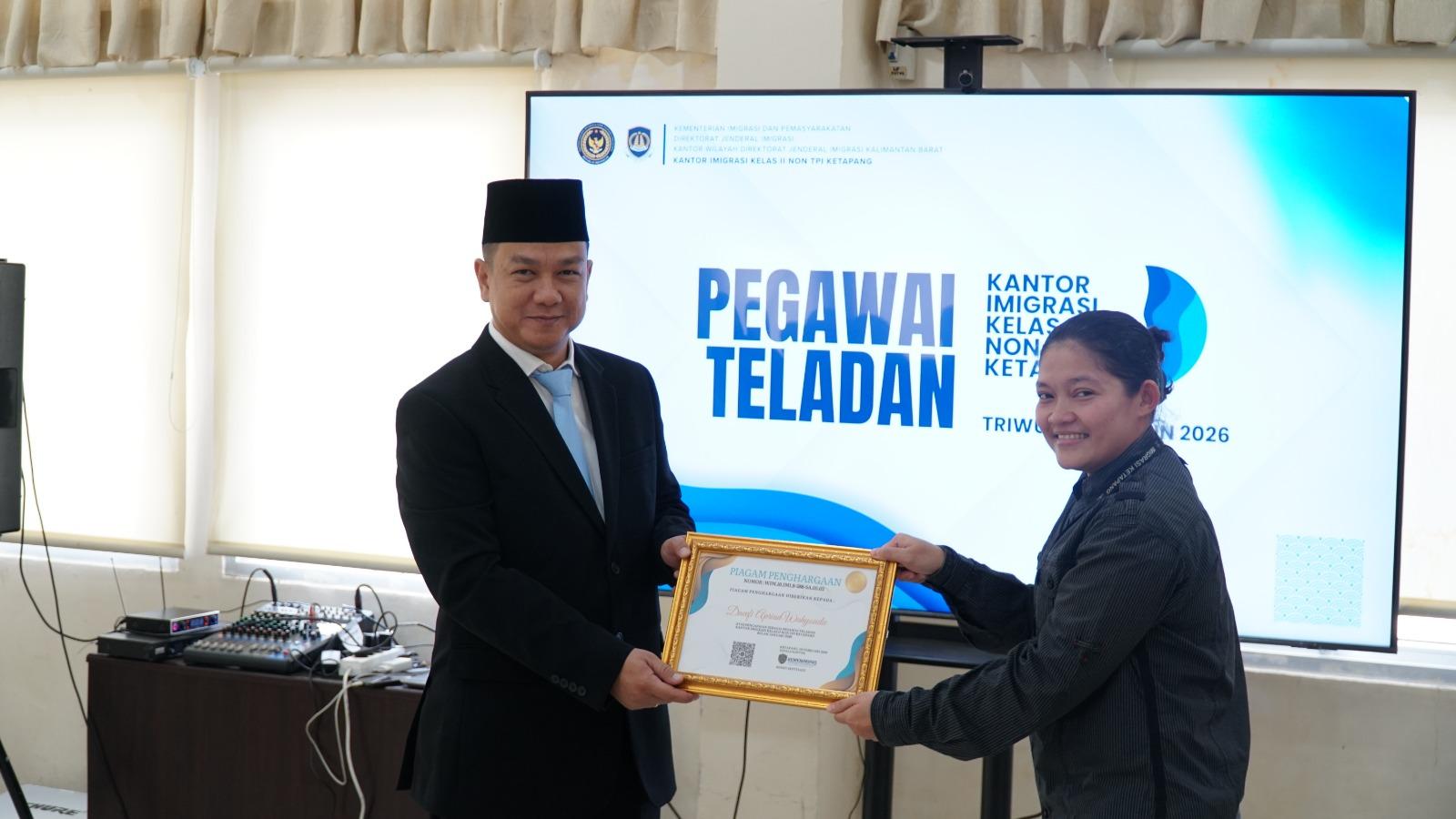 Dorong Budaya Kerja BerAKHLAK, Imigrasi Ketapang Beri Penghargaan Pegawai Teladan