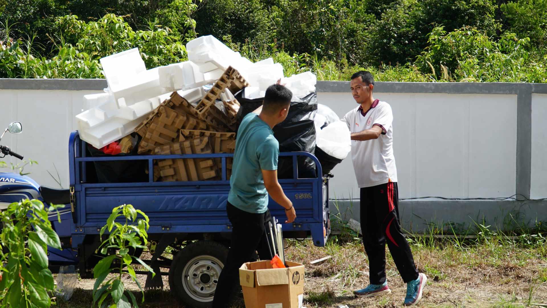 Ciptakan Suasana Kerja Nyaman, Imigrasi Ketapang Gelar Kerja Bakti Bersihkan Lingkungan Kantor