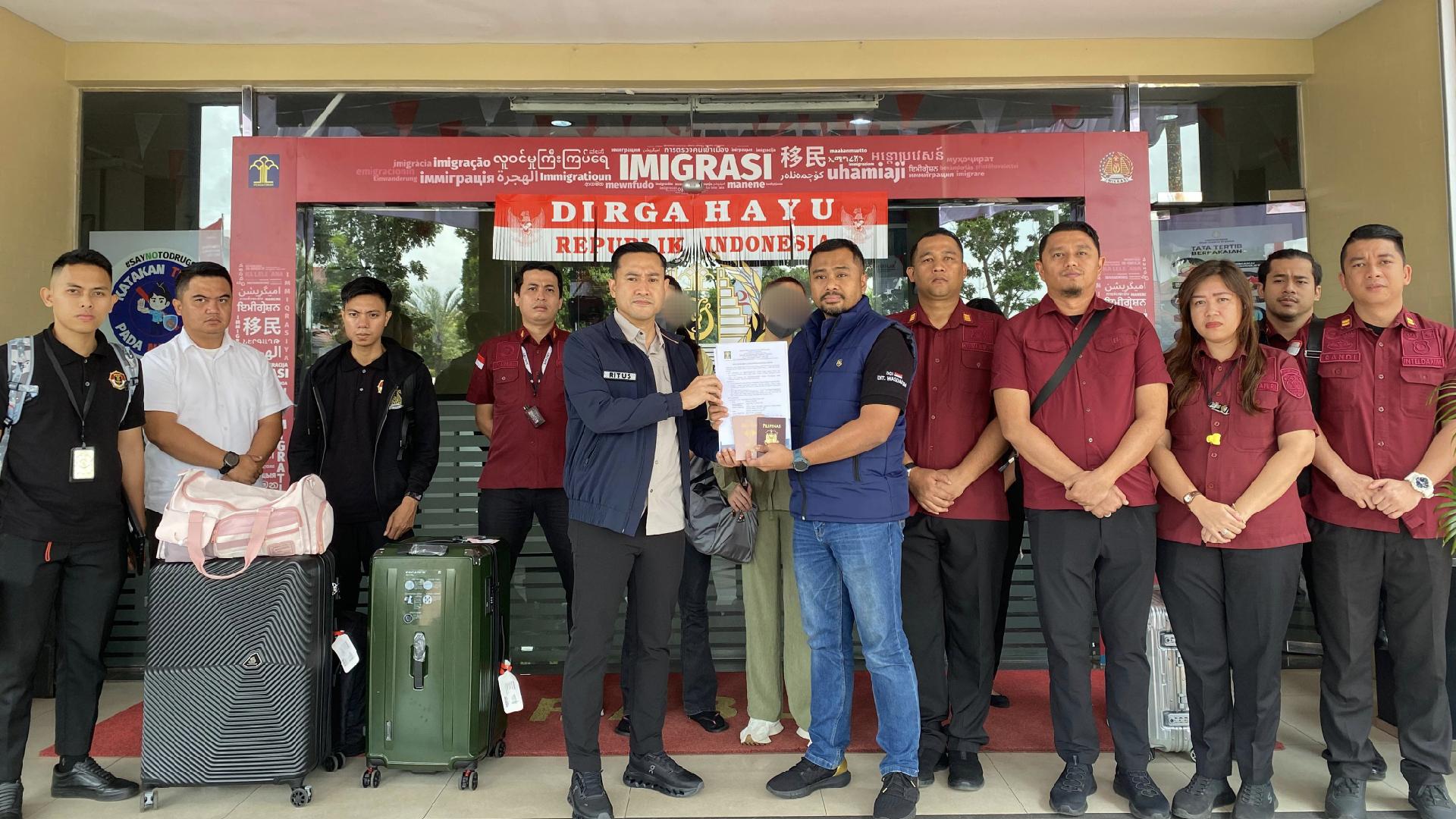 Imigrasi tangkap Buron Asal Filipina, Buru Dua Orang Lainnya
